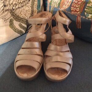 Fly London Sz 39 Eur/US 8 light gray slightly metallic strappy wedge sandals